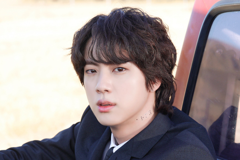 BTS کے جن کے 'The Astronaut' MV نے اپنی سالگرہ کے موقع پر 100 ملین آراء کو عبور کر لیا