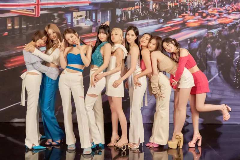 TWICE กลายเป็นเกิร์ลกรุ๊ปวงแรกจากทุกประเทศที่ขายบัตร SoFi Stadium ในแคลิฟอร์เนียจนหมดเกลี้ยง