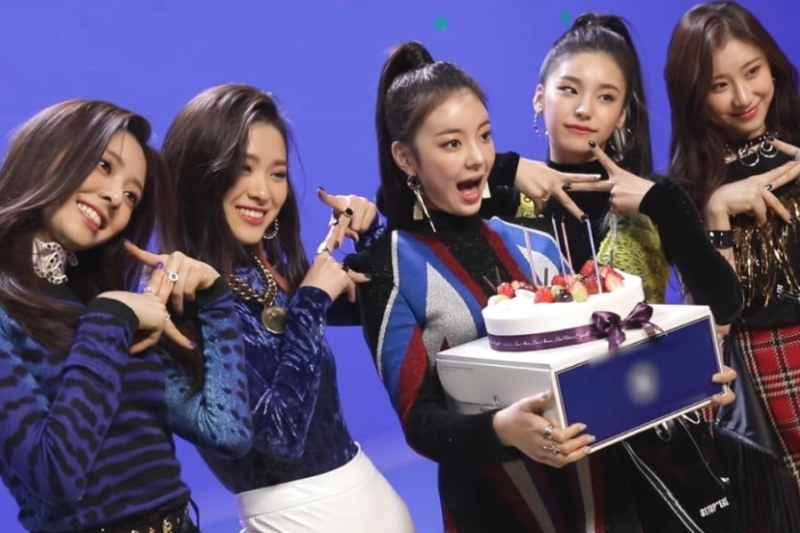 Смотреть: ITZY ярко сияет за кулисами клипа «DALLA DALLA»