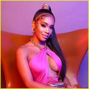 Saweetie dropper 'Pretty Bitch Freestyle' på sin fødselsdag - Se og læs teksten! | Musik, Saweetie