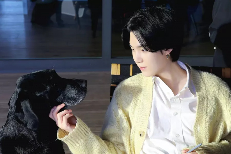 Suga de BTS en tête des 3 tableaux d'affichage avec la nouvelle collaboration IU 'People Pt.2'