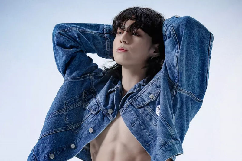 Jungkook dei BTS diventa il primo solista coreano con 3 voci nella Top 10 della classifica ufficiale dei singoli del Regno Unito