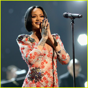 Rihanna ฉลองครบรอบ 15 ปีในวงการเพลง:'I Love You Navy'!