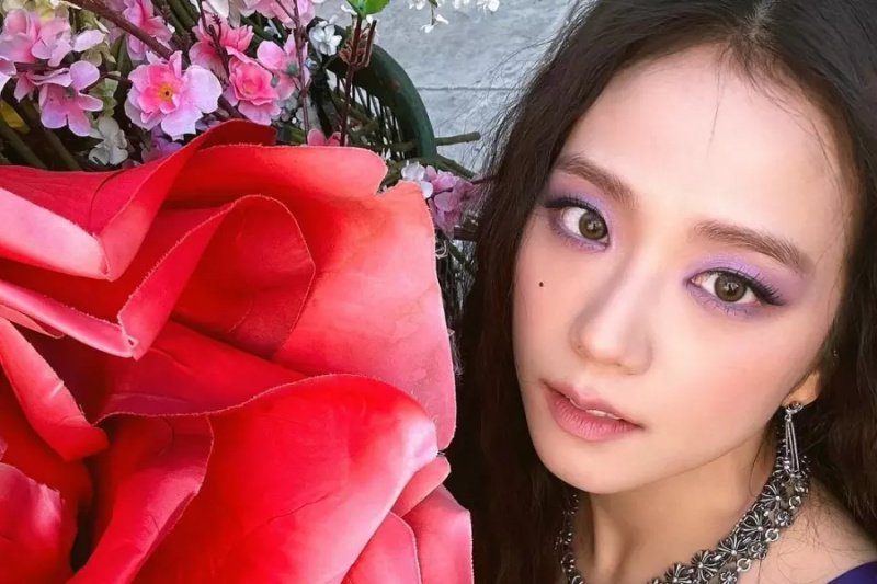 أصبحت أغنية 'FLOWER' لفرقة BLACKPINK ثاني أغنية K-Pop للإناث المنفردة لقضاء أسابيع متعددة في مخطط الفردي الرسمي في المملكة المتحدة