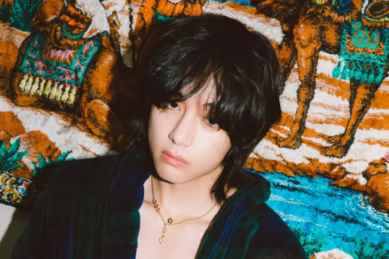 BTS's V bliver den første solo-dobbeltmillion-sælger i Hanteo-historien med 'Layover'