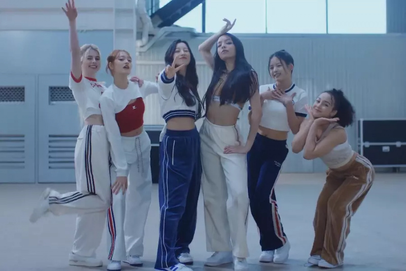 观看：JYP 全新全球女团 VCHA 自信出道 MV 立志成为“年度最佳女孩”