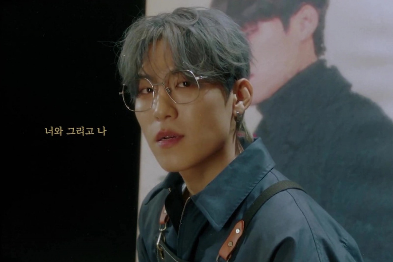 观看：AB6IX 的朴宇振在与 Wanna One 乐队成员金载焕的预发行合作的歌词视频中描绘了一幅“自画像”