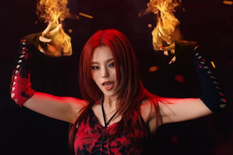 צפו: Yeji של ITZY בוער בסולו MV עז עבור 'Crown On My Head'
