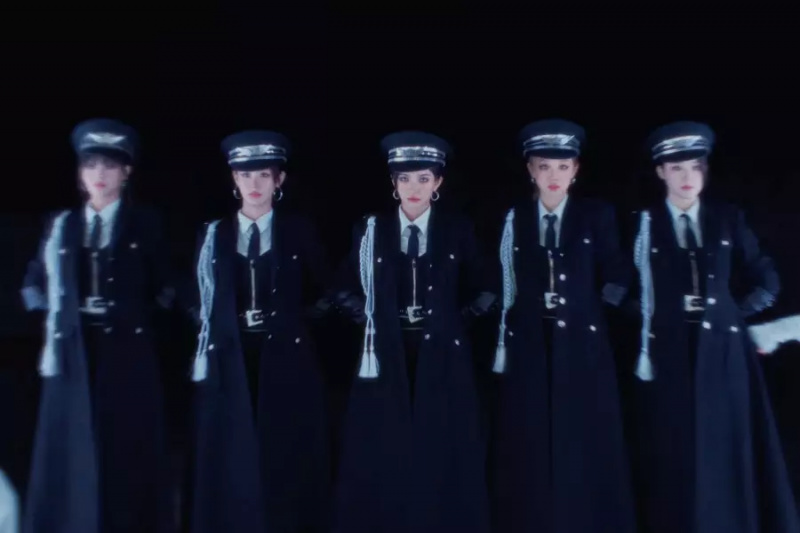 Vaadake: (G)I-DLE särab silmatorkavas loos filmis 'Super Lady' tagasitulekuks