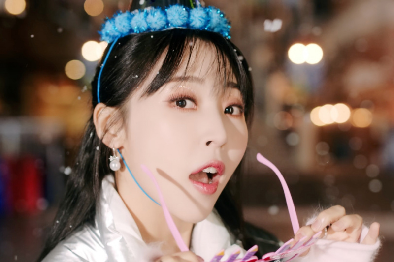 تحديث: MAMAMOO's Moonbyul يقدم لك 'هدية' صادقة في عرض فيديو تشويقي احتفالي