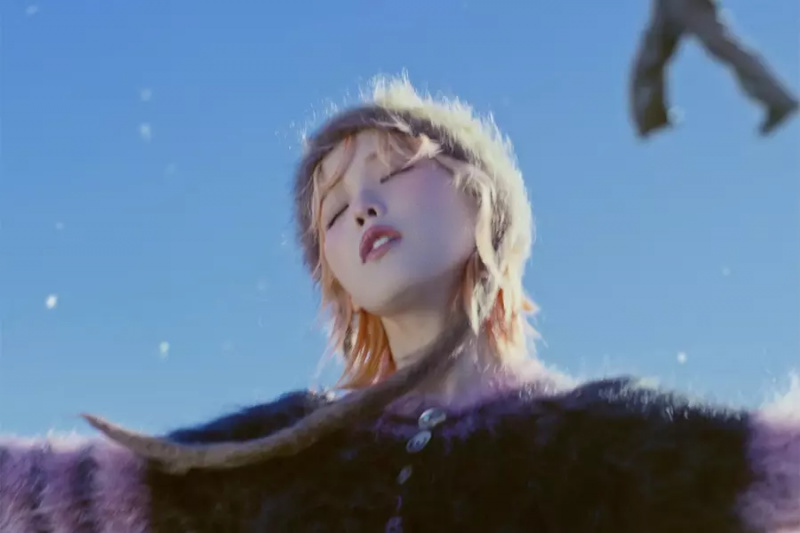 Tonton: IU Bercita-cita Hidup Seperti Spora Dalam MV Eksentrik Untuk Judul Lagu “Holssi”