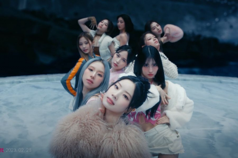 อัปเดต: TWICE ตื่นตาตื่นใจในทีเซอร์เอ็มวีใหม่สำหรับ “SET ME FREE”