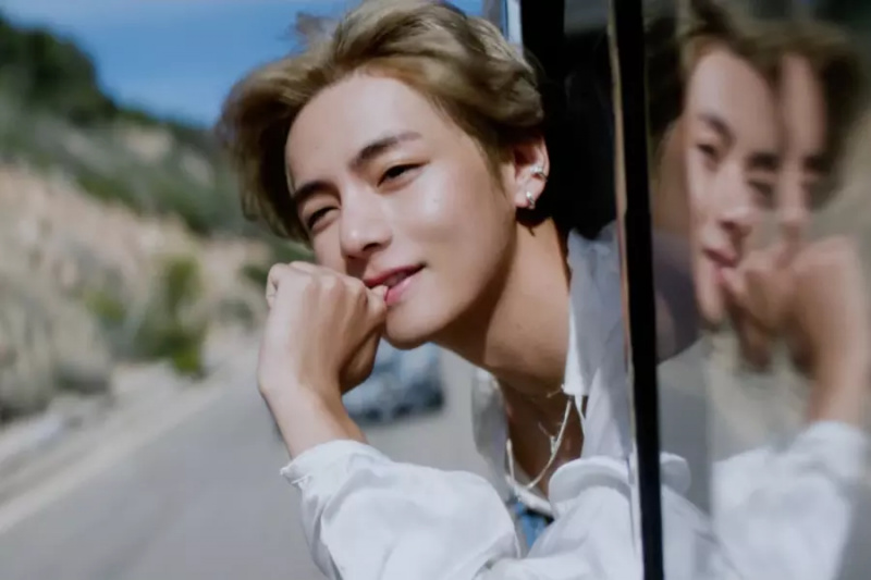 Panoorin: Ang V ng BTS ay 'Slow Dancing' Sa Makapigil-hiningang MV Para sa Solo Debut Track