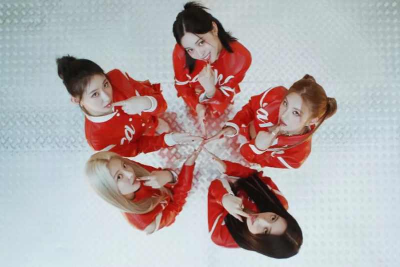 İzleyin: ITZY, Black Eyed Pilseung'un Geri Dönüş Parçası İçin Heyecan Verici MV Teaser'ında 'CAKE'i Sunmaya Hazır