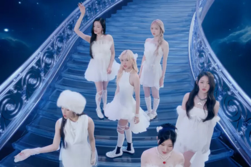 ชม: BABYMONSTER กลับมาพร้อมกับเอ็มวีที่มีเสน่ห์สำหรับซิงเกิลใหม่ “Stuck In The Middle”
