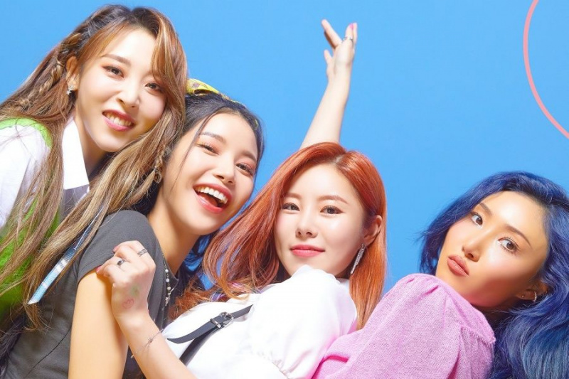 MAMAMOO lülitab mikrofoni sisse, et teatada oktoobrikuu tagasitulekukuupäevast