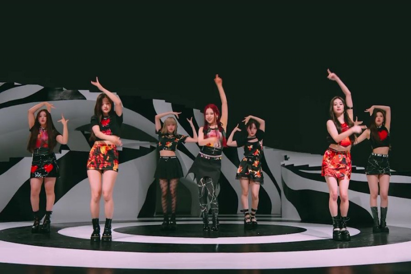 Bekijk: NMIXX rolt de 'DICE' in magische MV voor de allereerste comeback