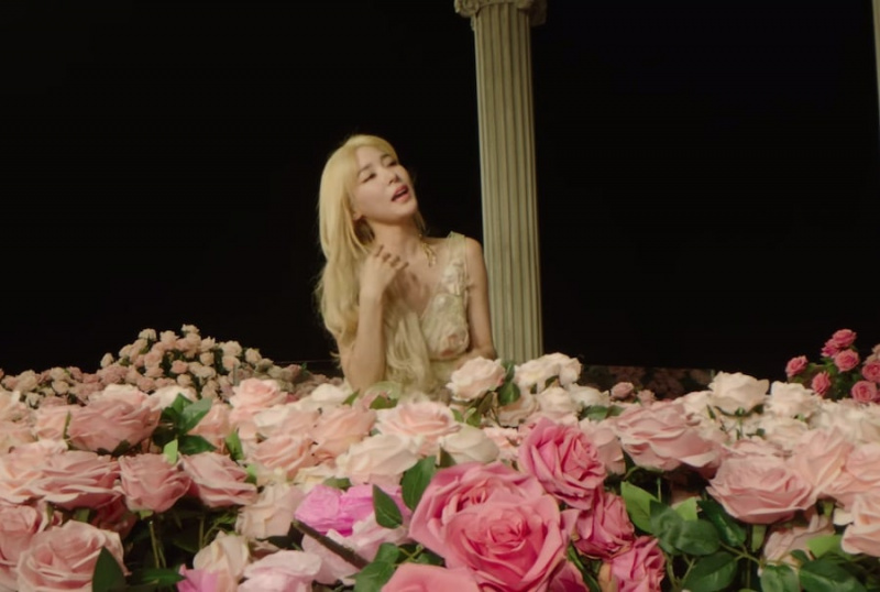 Tonton: Tiffany SNSD Memimpikan Ciuman Sempurna di MV “Lips On Lips”
