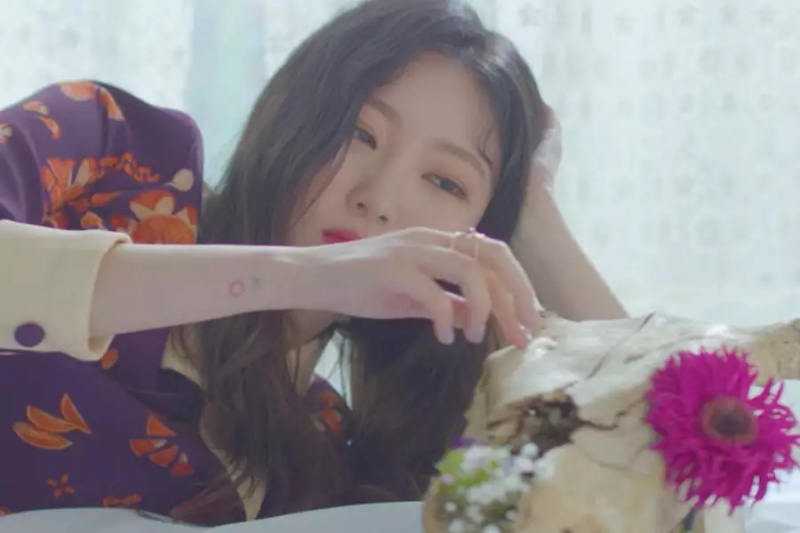 Sledujte: SOHLHEE debutuje s MV pre „Purple“ s Taeilom z NCT