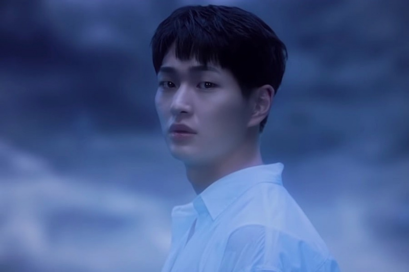  Update: SHINee’s Onew enthüllt einen ergreifenden ersten Blick auf „Blue“ MV durch Teaser