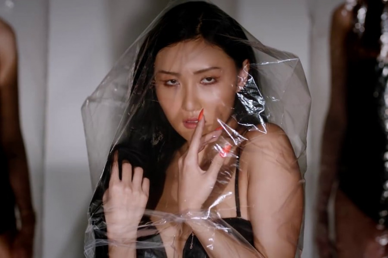 Värskendus: MAMAMOO Hwasa funktsioonid MV teaseris soolodebüüdiks koos 'Twitiga'