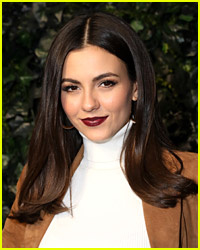 Algú acaba de proposar a Victoria Justice amb Skywriting! | Newsies, Victoria Justice