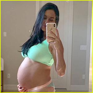 尼基贝拉说她的婴儿肿块越来越大'Very, Very Big'