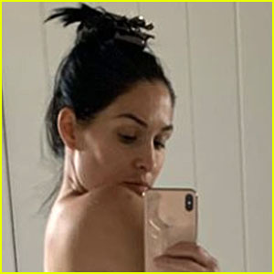 Nikki Bella si spoglia per mostrare il suo pancione in un selfie allo specchio - Guarda la foto!