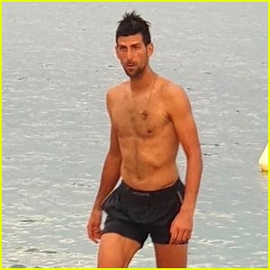 Tennisster Novak Djokovic traint zonder shirt op het strand | Novak Djokovic, shirtloos