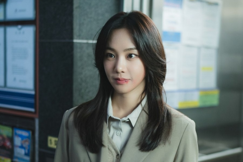 Han Ji Eun é uma professora temporária com um segredo na escola secundária de Hwang Min Hyun no novo drama 'Grupo de estudos'