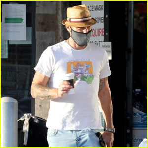 Brian Austin Green pren un cafè per anar enmig de la pandèmia a Malibú | Brian Austin Green