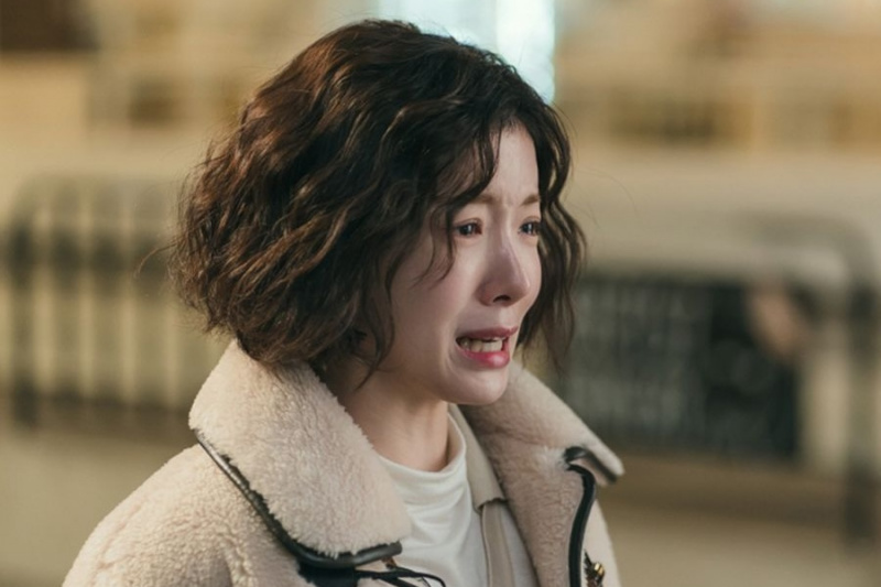 Jung In Sun esclata a plorar quan el seu ex la deixa enrere a la nova comèdia 'DNA Lover'