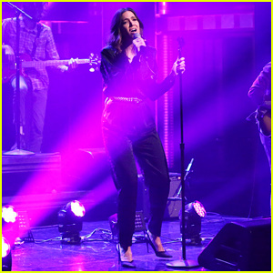 Mandy Moore optræder'When I Wasn't Watching' When No One Is Literally Watching During Empty 'Fallon' Audience!