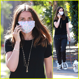 Ana de Armas ไปเดินเล่นคนเดียวกับสุนัขของเธอท่ามกลางการกักกันใน LA | อนา เดอ อาร์มาส