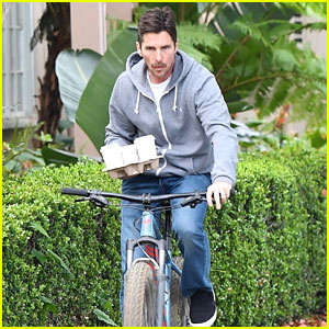Christian Bale Mengimbangi Dulang Kopi Semasa Menunggang Basikal | Christian Bale