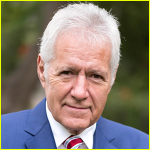 Alex Trebek 在新回忆录中澄清了他关于停止癌症治疗的评论