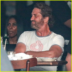 Gerard Butler schließt sich einer großen Gruppe von Freunden zum Abendessen in Venedig an