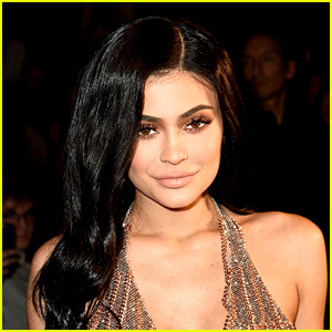 Kylie Jenner rivela il suo nuovo tatuaggio e pensiamo di conoscerne il significato!