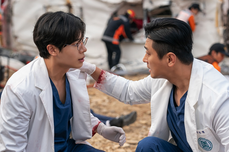 Ju Ji Hoon, Choo Young Woo és még többen dolgoznak együtt csapatként a „The Trauma Code: Heroes On Call” című filmben.