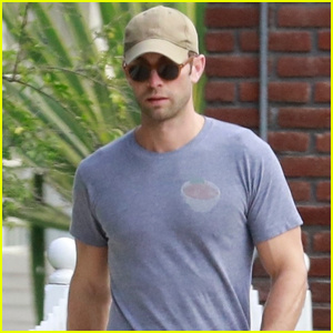 Chace Crawford Bares vyboulený biceps při procházce se psem | Chace Crawford