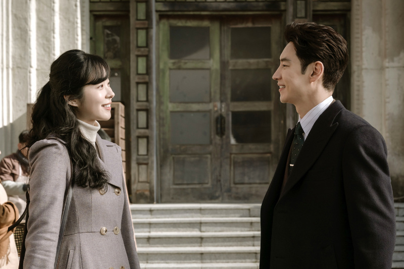 Lee Je Hoon og Seo Eun Soo nyder en date, før de bliver fejet op i en ny sag i 'Chief Detective 1958'