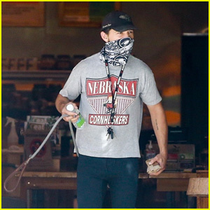  Shia LaBeouf Membuat Jus Larian Di Tengah Pandemi di LA