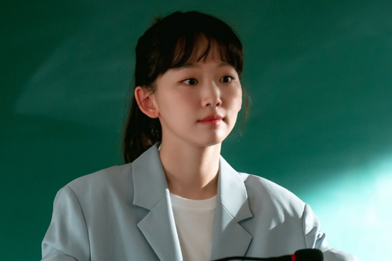Jin Ki Joo est un professeur d'histoire coréen enthousiaste à l'école de Seo Kang Joon à «High School»