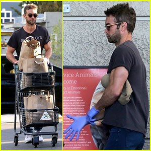 Chace Crawford tự bảo vệ mình bằng găng tay cao su tại cửa hàng tạp hóa | Chace Crawford