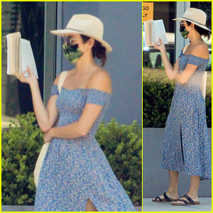 Ashley Greene de Crepúsculo lee un libro en la fila mientras hace las compras en medio de la cuarentena | Ashley Greene