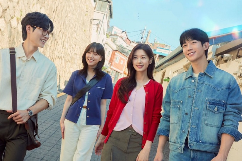 جونغ هاي إن، جونغ سو مين، كيم جي يون، ويون جي أون جميعهم مبتسمون في ملصق مجموعة 'Love Next Door'