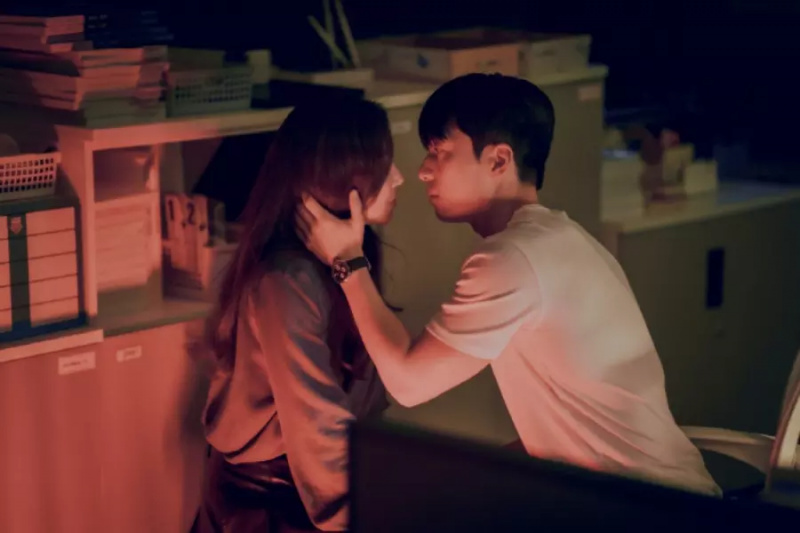 Wi Ha Joon invita Jung Ryeo Won a baciarsi in 'The Midnight Romance In Hagwon'