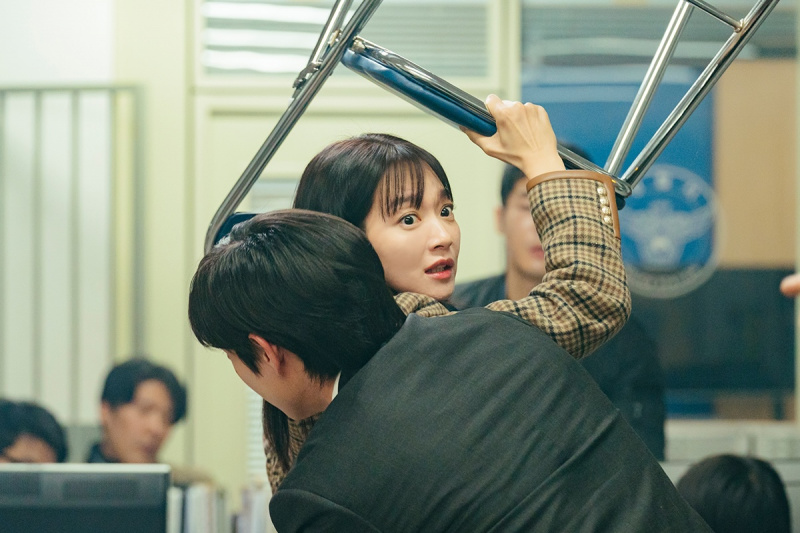 Shin Min Ah ergreift in „No Gain No Love“ in einem Anfall von Wut einen Stuhl
