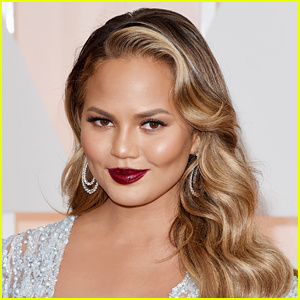 Chrissy Teigen va bloquejar un milió d'usuaris de Twitter en un dia enmig de l'assetjament per les teories de la conspiració d'Epstein