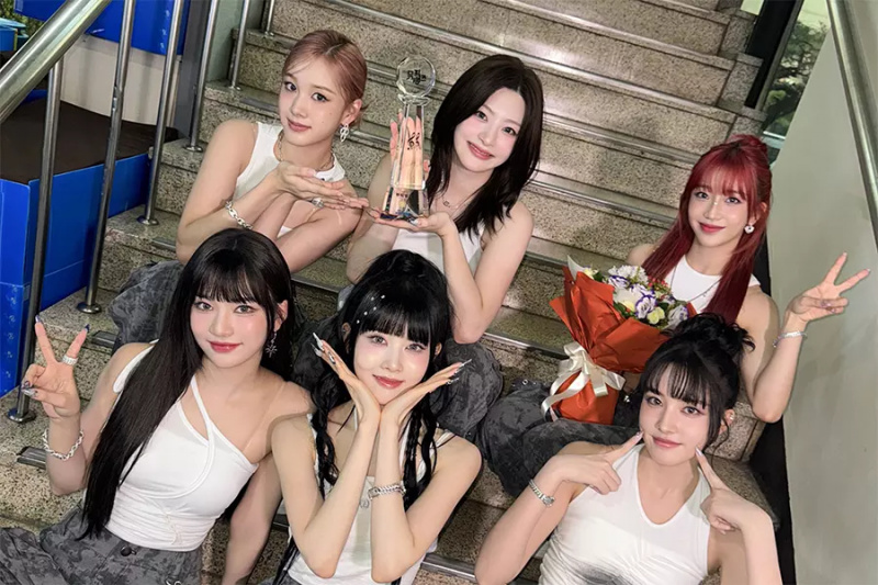 Assista: STAYC obtém a primeira vitória com “Cheeky Icy Thang” no “Music Bank”; Apresentações de ENHYPEN, NewJeans e muito mais